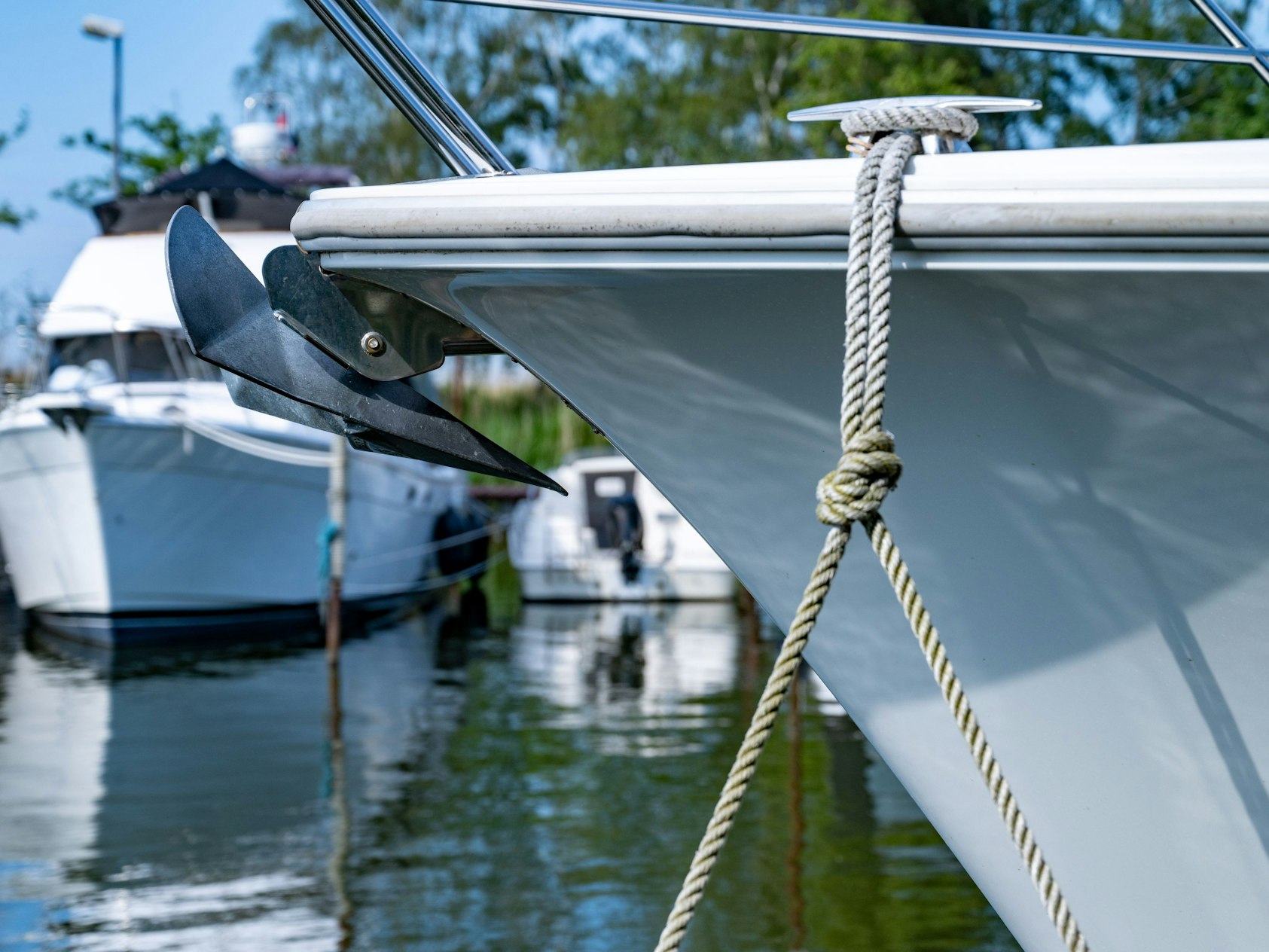 Ein Anker eines Hausbootes ist in einem Hafen auf der Insel Usedom zu sehen.