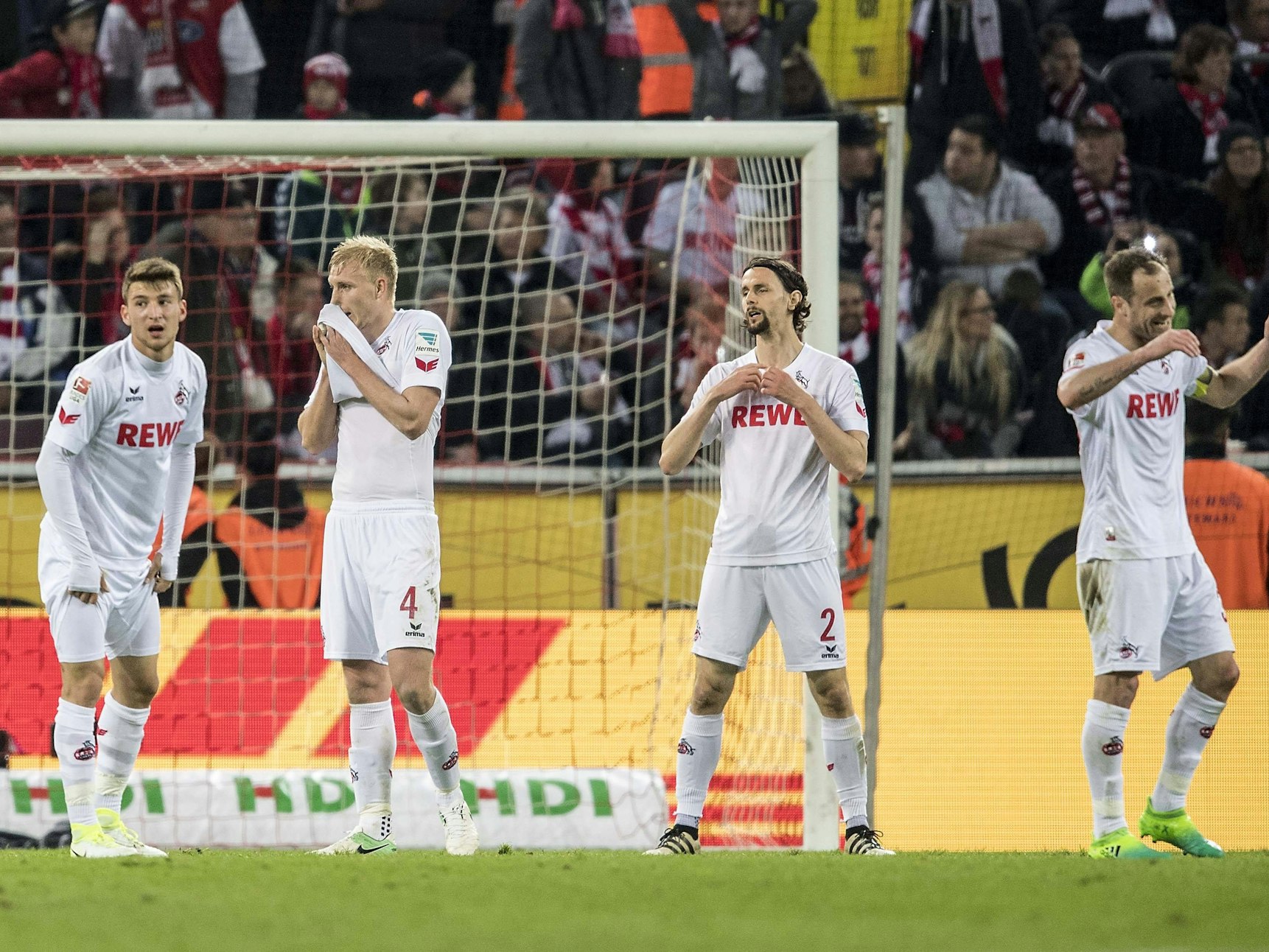 Neven Subotic, Mathias Lehmann, Frederik Sörensen und Salih Özcan sind nach einem Gegentor sichtlich enttäuscht.