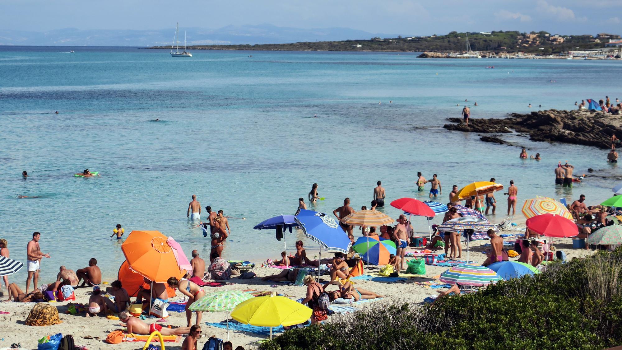 Eine deutsche Mutter starb in Italien bei der Rettung ihres Sohnes vor dem Ertrinken. Unser Symbolfoto aus dem Jahr 2017 zeigt den Strand von La Pelosa.