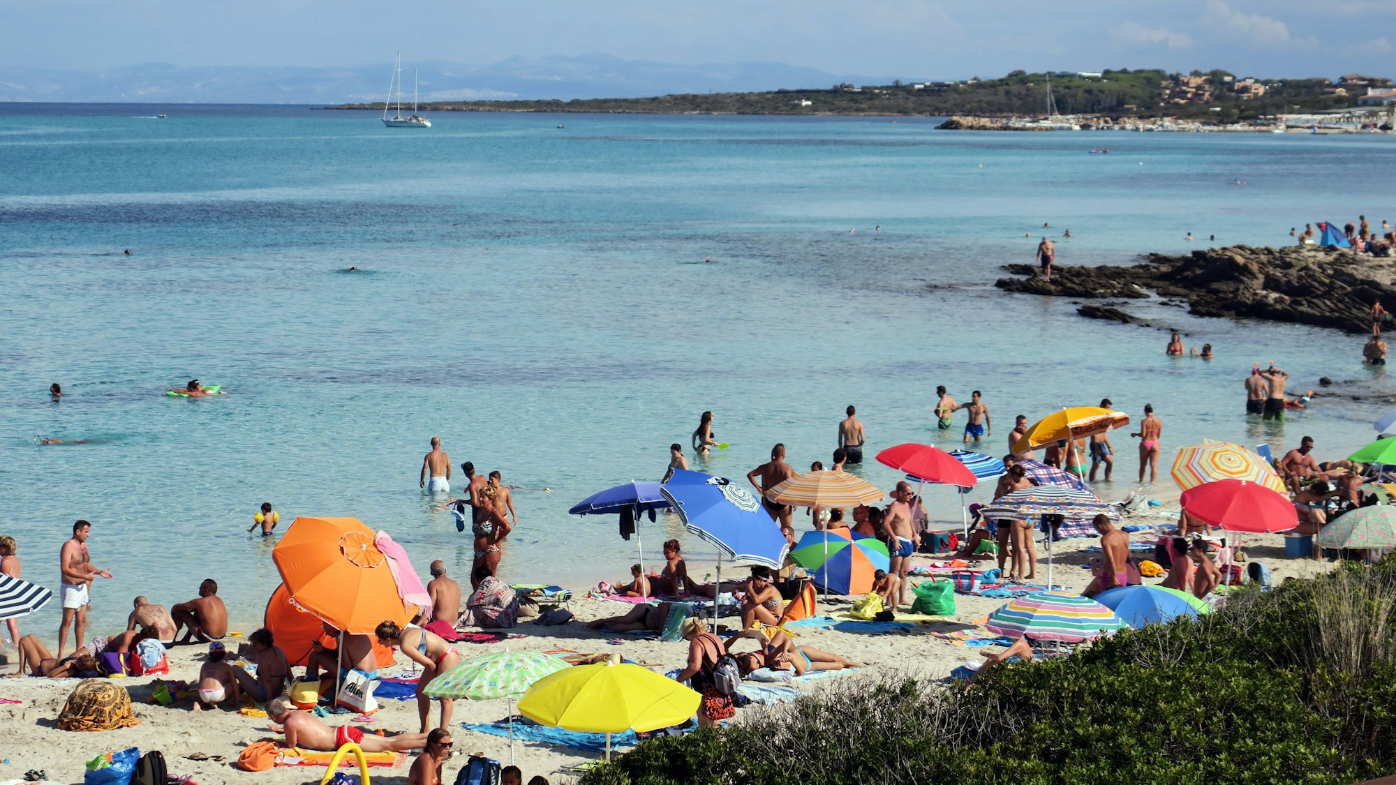 Eine deutsche Mutter starb in Italien bei der Rettung ihres Sohnes vor dem Ertrinken. Unser Symbolfoto aus dem Jahr 2017 zeigt den Strand von La Pelosa.