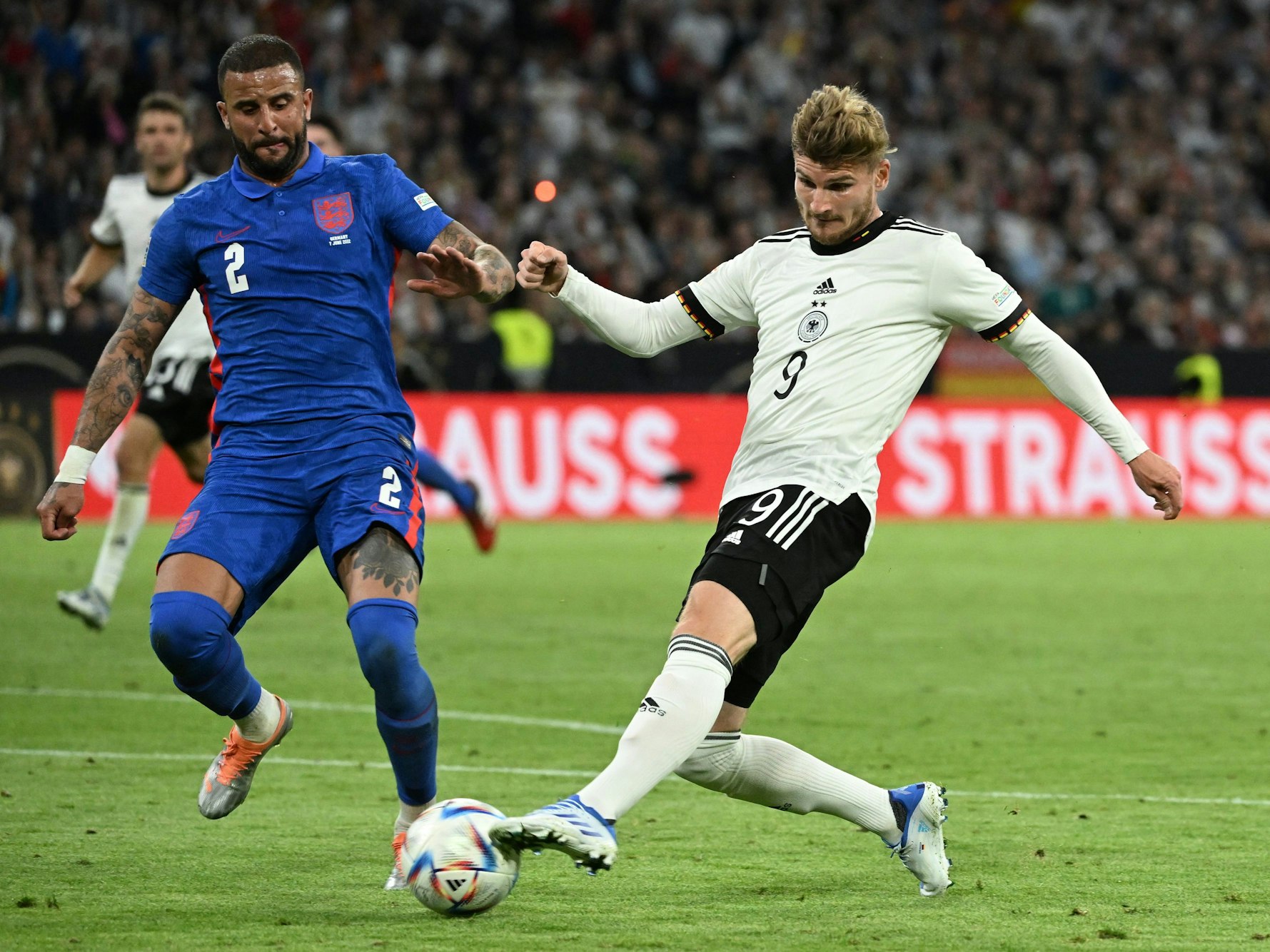 Englands Kyle Walker und Deutschlands Timo Werner (r) in Aktion.
