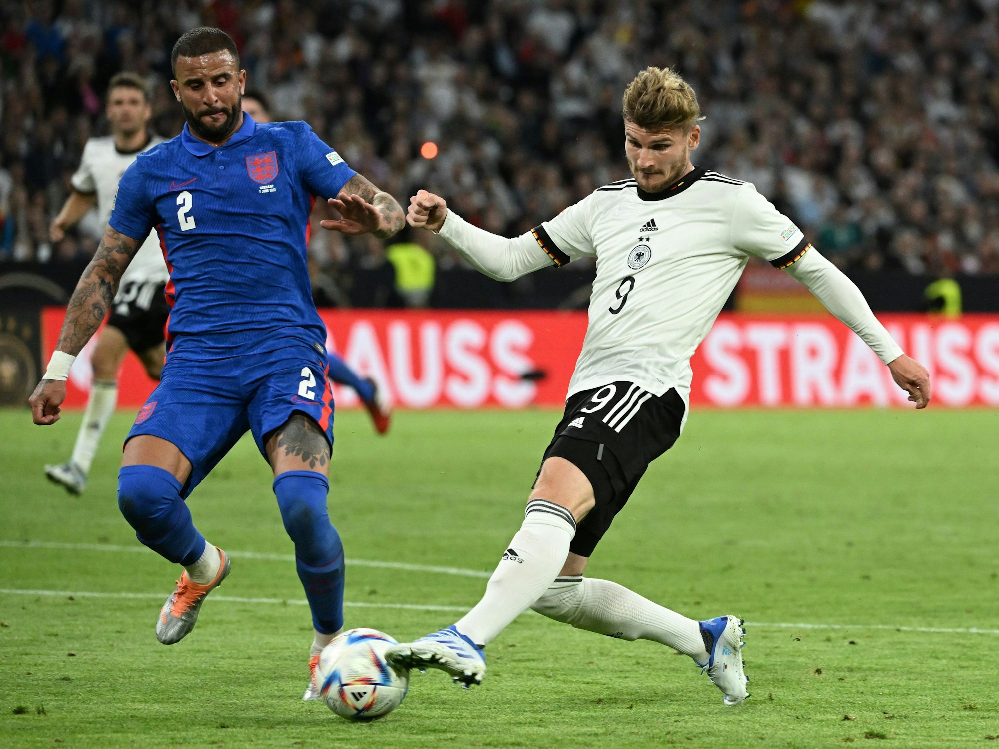 Englands Kyle Walker und Deutschlands Timo Werner (r) in Aktion.
