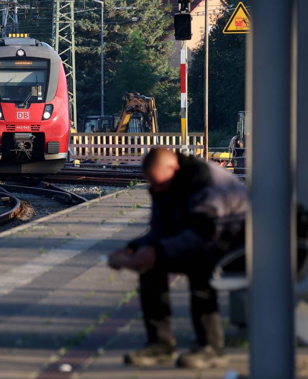 Eine S-Bahn aus Warnemünde fährt in einen Hauptbahnhof ein.