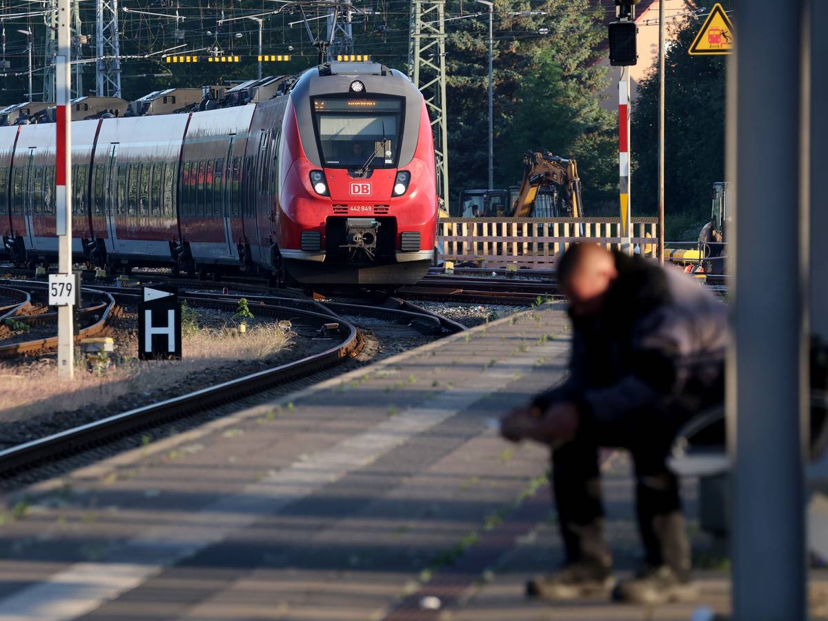 Eine S-Bahn aus Warnemünde fährt in einen Hauptbahnhof ein.