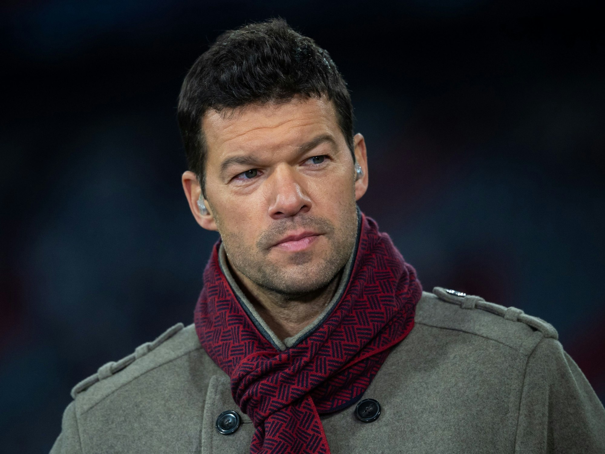Michael Ballack, ehemaliger Spieler vom FC Bayern, ist als TV-Experte im Stadion.