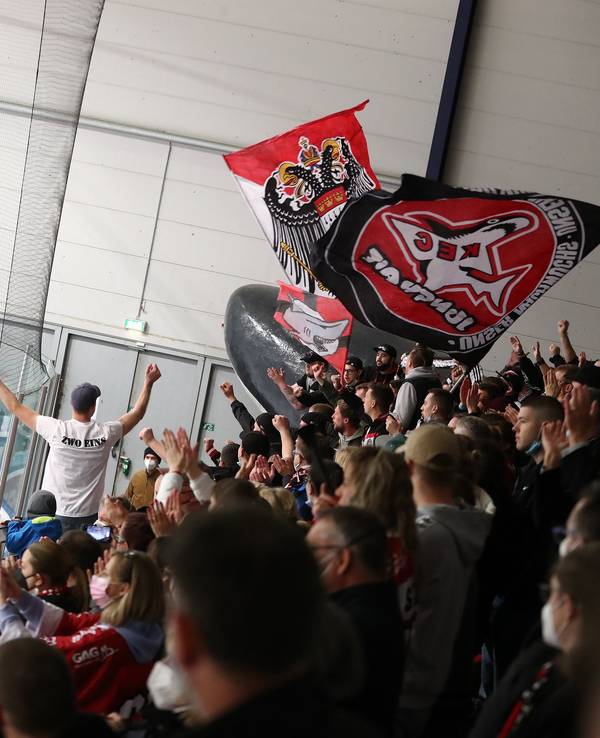 Die Kölner Fans feiern die Kölner Junghaie trotz Niederlage gegen die Junior-Eisbären Berlin