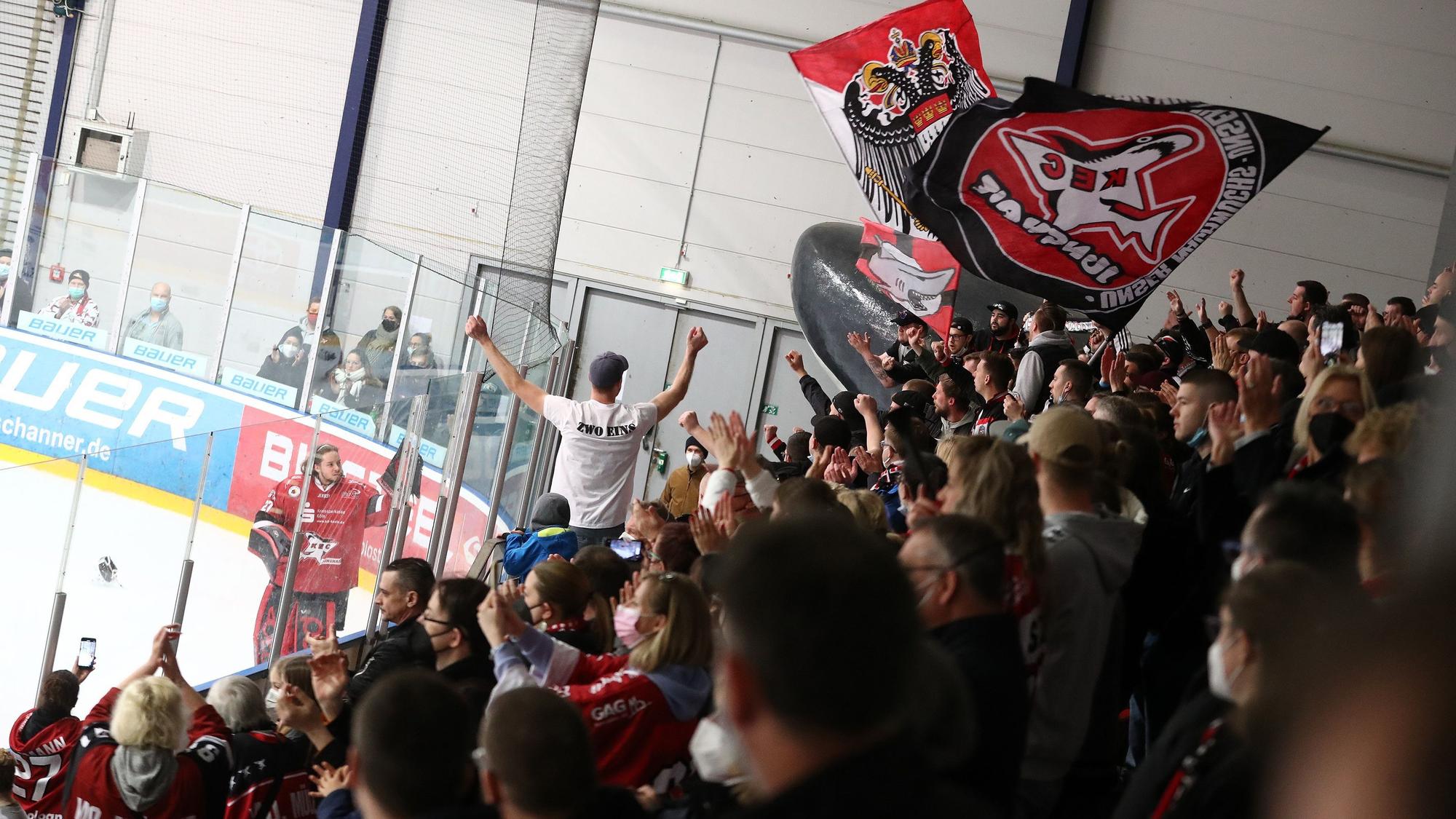 Die Kölner Fans feiern die Kölner Junghaie trotz Niederlage gegen die Junior-Eisbären Berlin