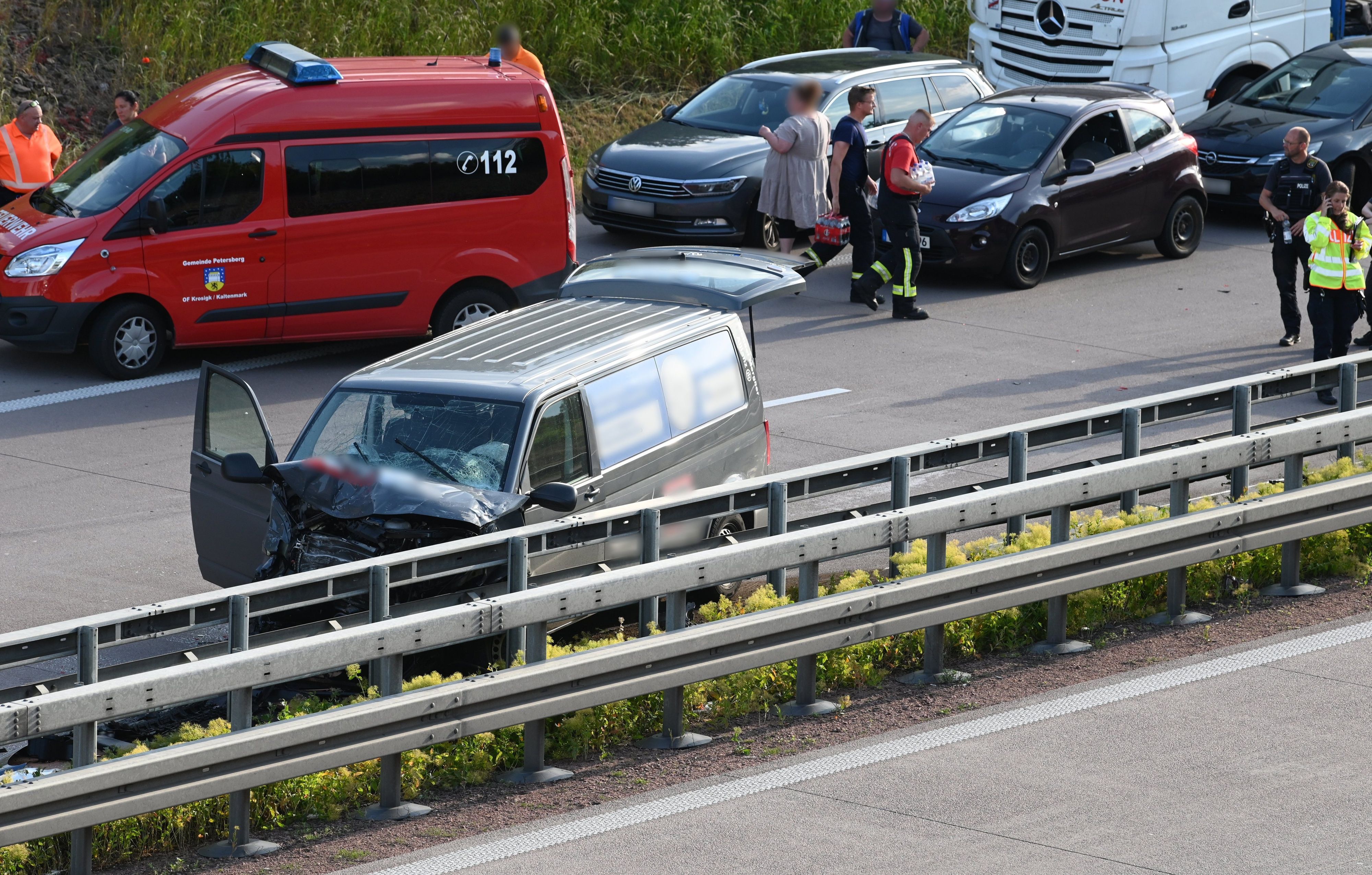 Einsatzkräfte der Feuerwehr sind an der Unfallstelle auf der Autobahn 14 bei Halle im Einsatz. Bei einem schweren Unfall auf der A14 bei Halle sind am Donnerstag drei Menschen ums Leben gekommen.
