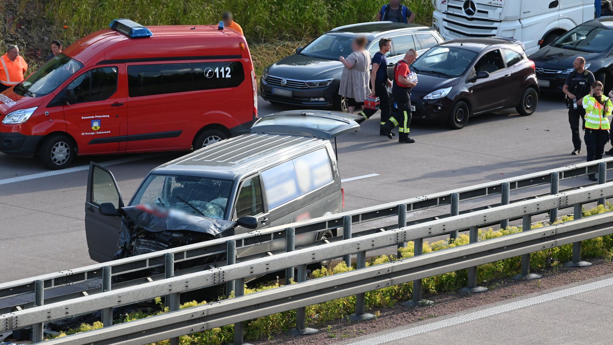 Einsatzkräfte der Feuerwehr sind an der Unfallstelle auf der Autobahn 14 bei Halle im Einsatz. Bei einem schweren Unfall auf der A14 bei Halle sind am Donnerstag drei Menschen ums Leben gekommen.
