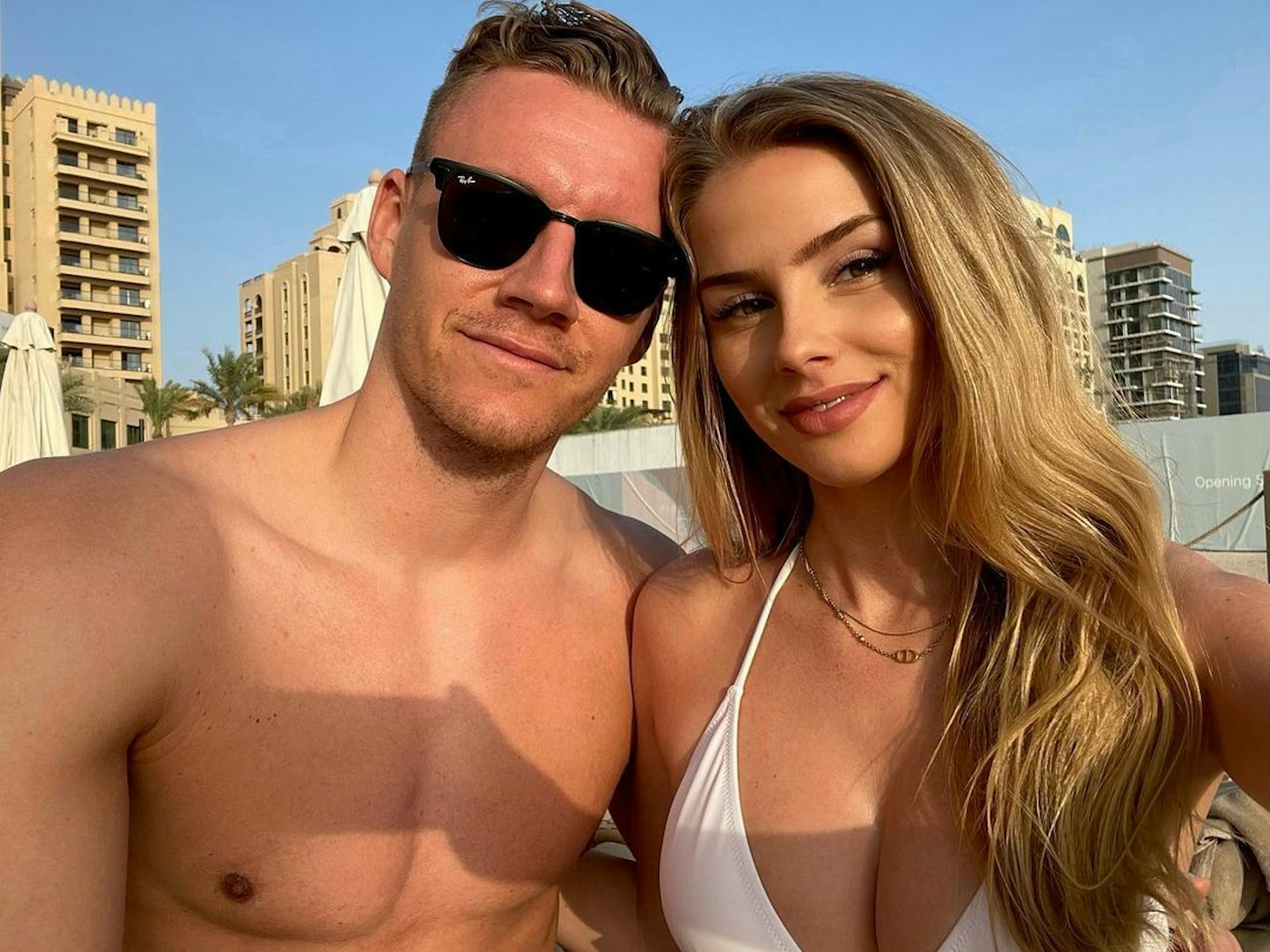 Berd Leno posiert mit Freundin Sophie-Christin.