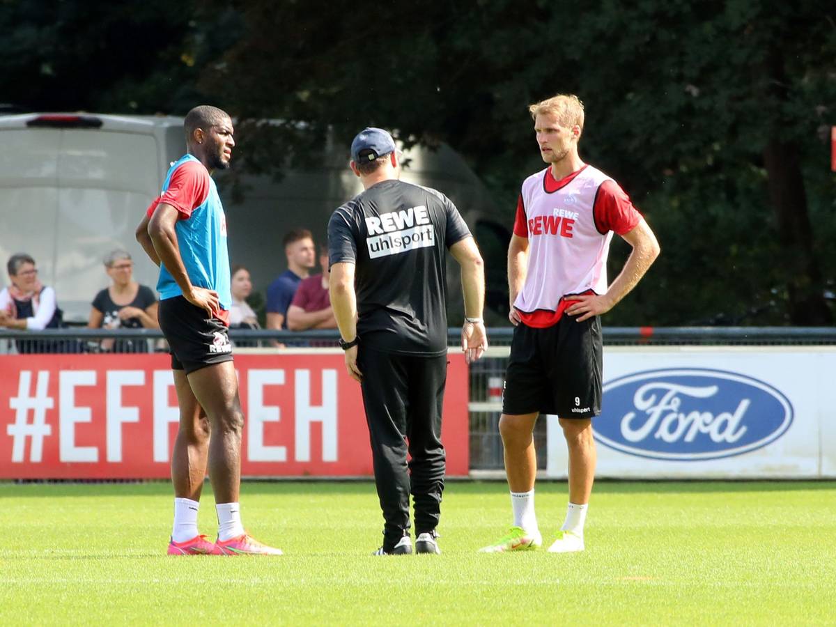 Steffen Baumgart spricht mit Anthony Modeste und Sebastian Andersson vom 1. FC Köln.