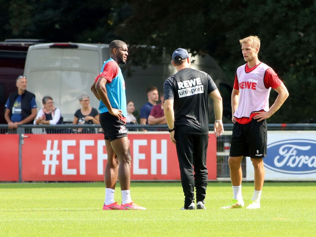 Steffen Baumgart spricht mit Anthony Modeste und Sebastian Andersson vom 1. FC Köln.