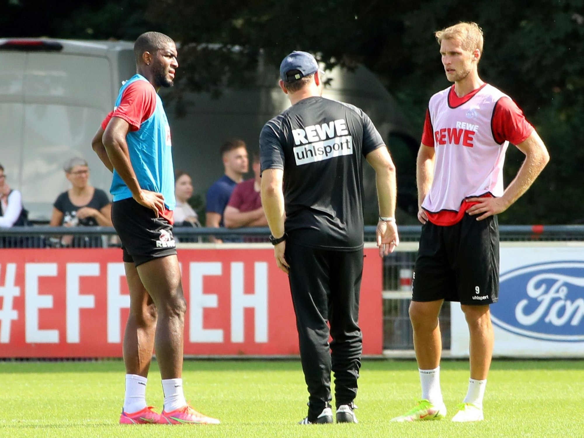 Steffen Baumgart spricht mit Anthony Modeste und Sebastian Andersson vom 1. FC Köln.