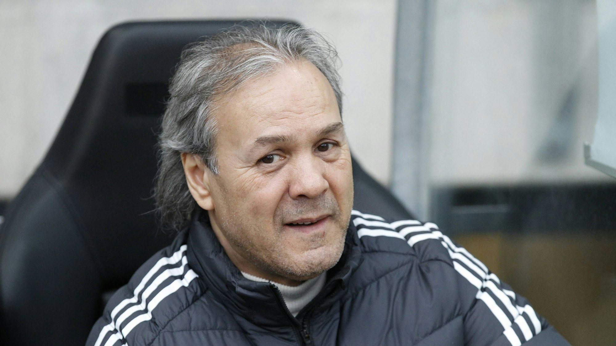 Rabah Madjer sitzt auf der Trainerbank