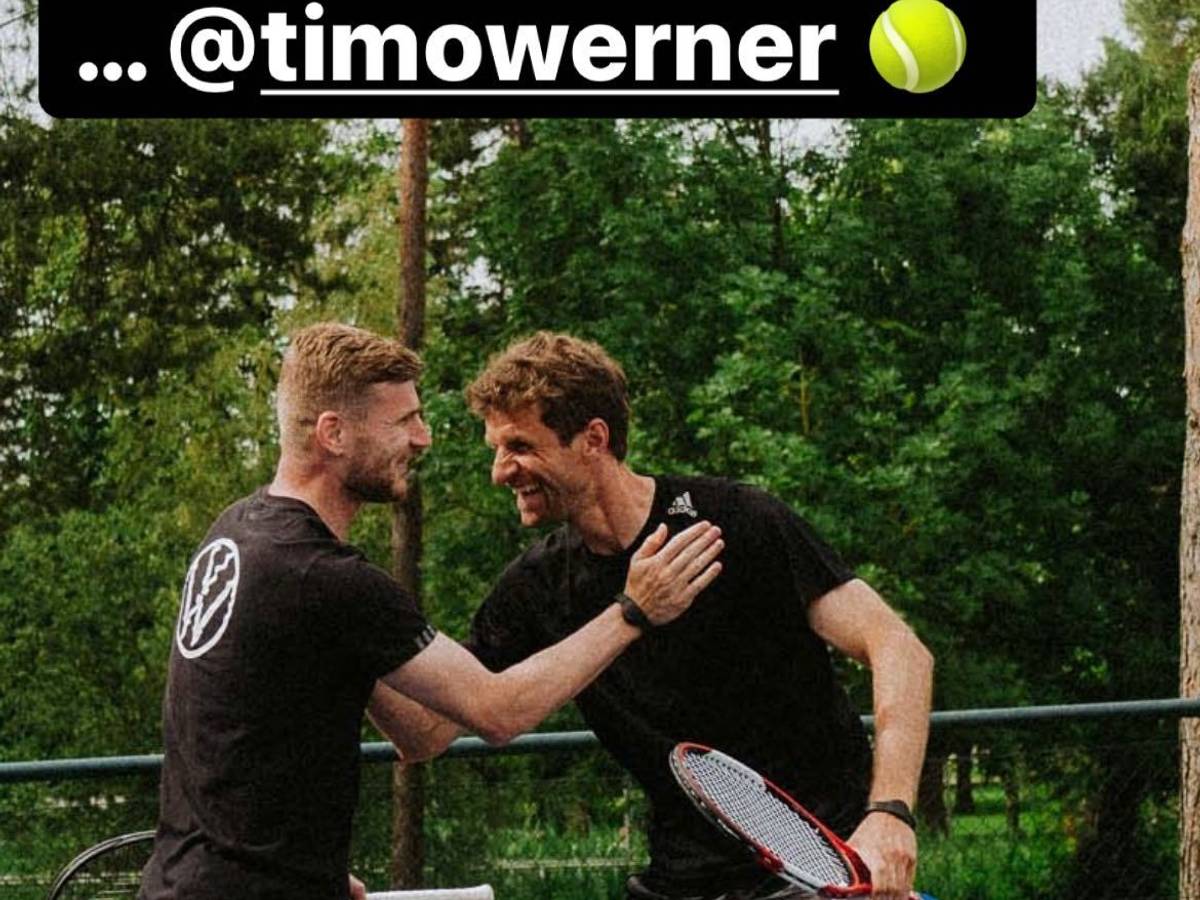 Timo Werner und Thomas Müller haben Spaß beim Tennis.