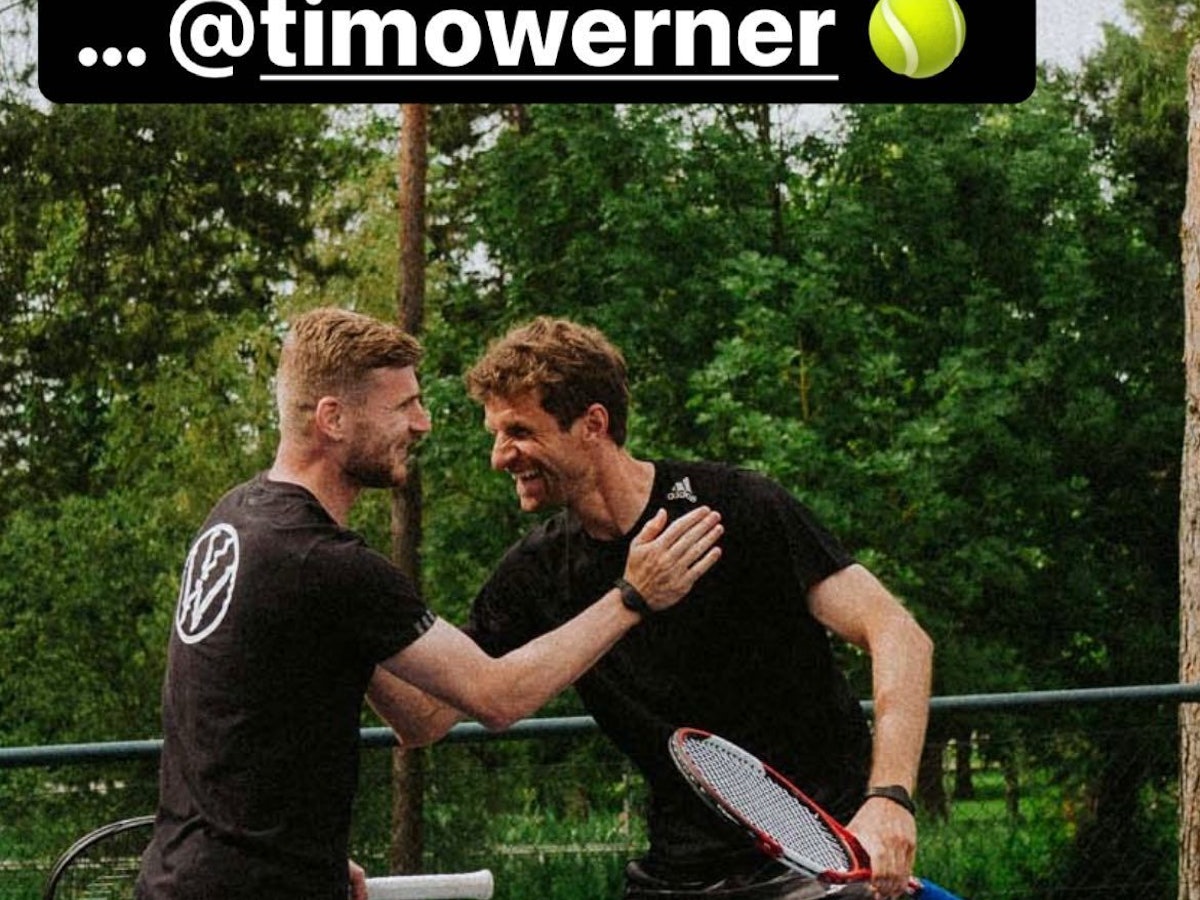 Timo Werner und Thomas Müller haben Spaß beim Tennis.