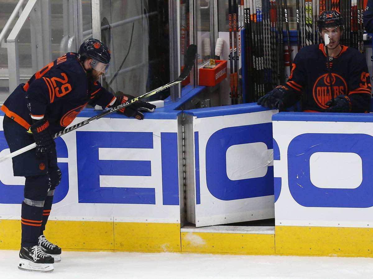 Leon Draisaitl auf dem Weg zur Bank der Edmonton Oilers im letzten Spiel der NHL-Playoff-Serie gegen die Colorado Avalanche am 6. Juni 2022.