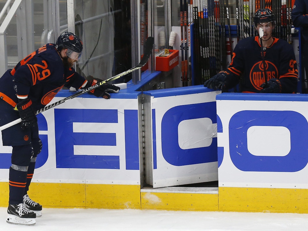 Leon Draisaitl auf dem Weg zur Bank der Edmonton Oilers im letzten Spiel der NHL-Playoff-Serie gegen die Colorado Avalanche am 6. Juni 2022.