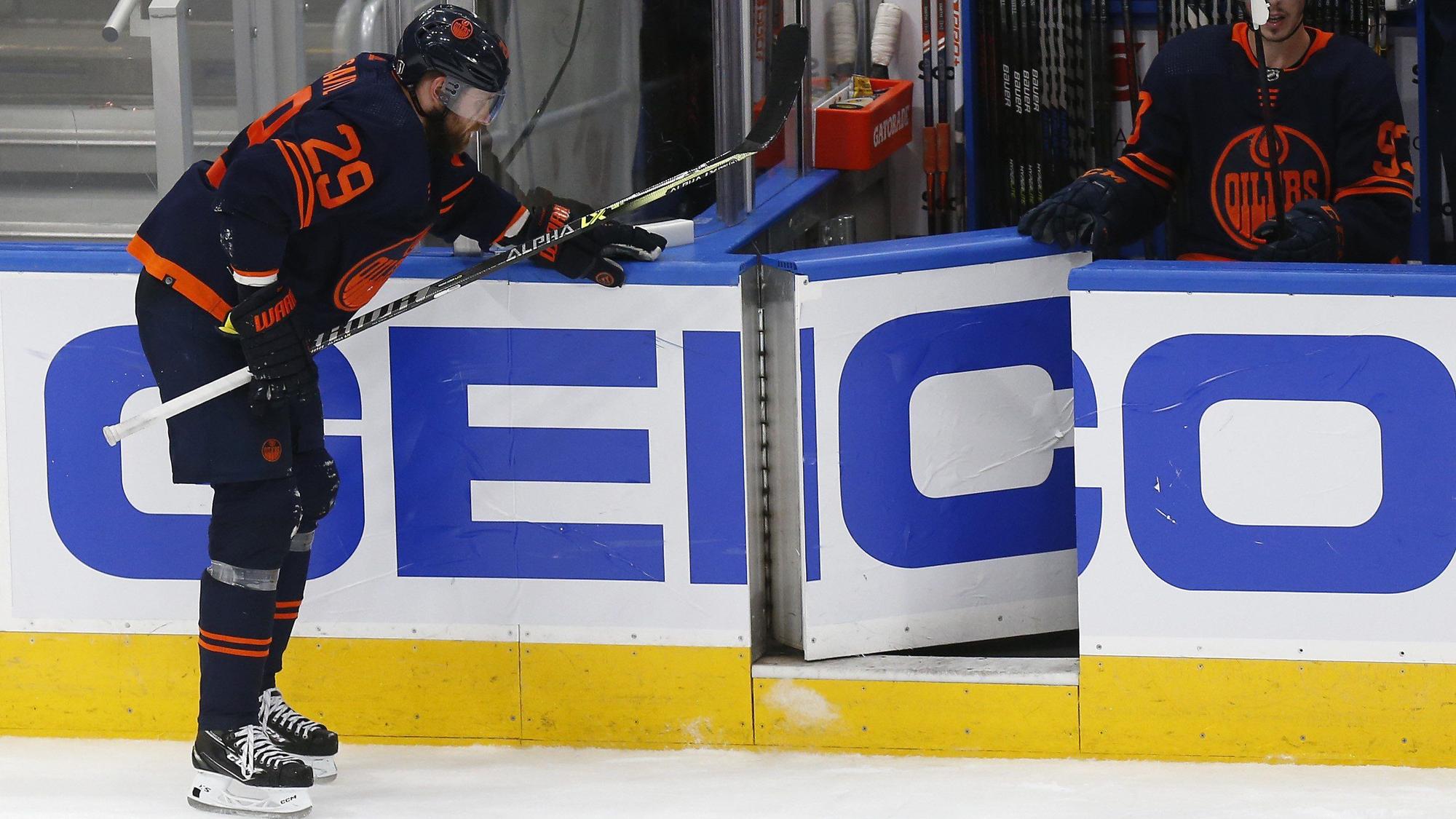 Leon Draisaitl auf dem Weg zur Bank der Edmonton Oilers im letzten Spiel der NHL-Playoff-Serie gegen die Colorado Avalanche am 6. Juni 2022.