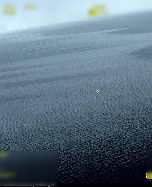 Das Foto von der schwedischen Küstenwache zeigt eine unbekannte Substanz am 8. Juni an der Wasseroberfläche in der Ostsee, zwischen Finnland und Schweden.
