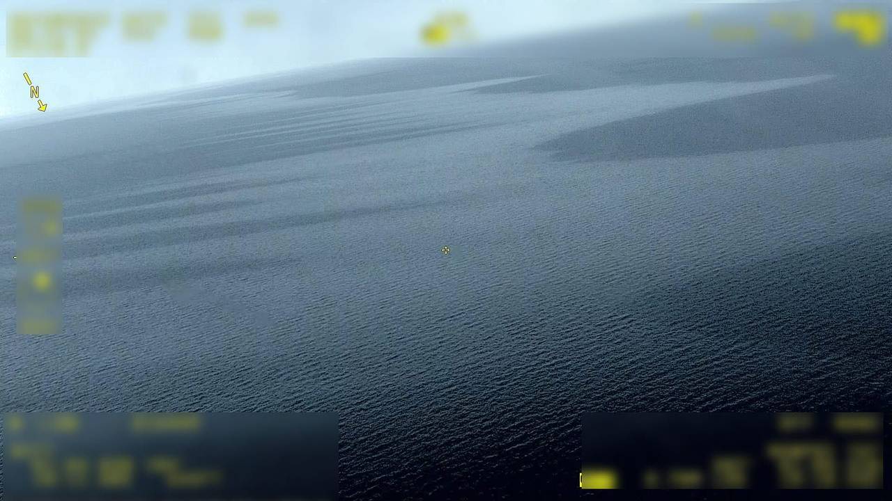 Das Foto von der schwedischen Küstenwache zeigt eine unbekannte Substanz am 8. Juni an der Wasseroberfläche in der Ostsee, zwischen Finnland und Schweden.