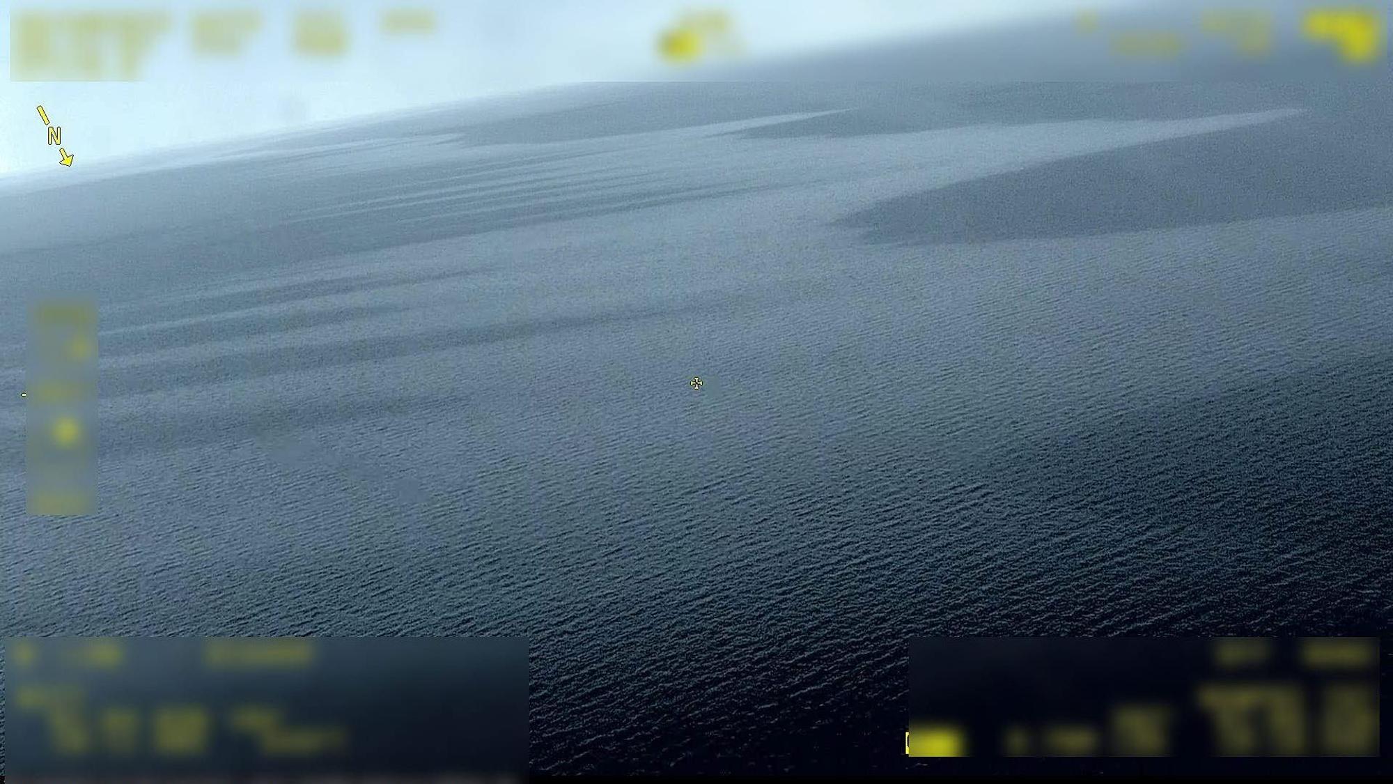 Das Foto von der schwedischen Küstenwache zeigt eine unbekannte Substanz am 8. Juni an der Wasseroberfläche in der Ostsee, zwischen Finnland und Schweden.