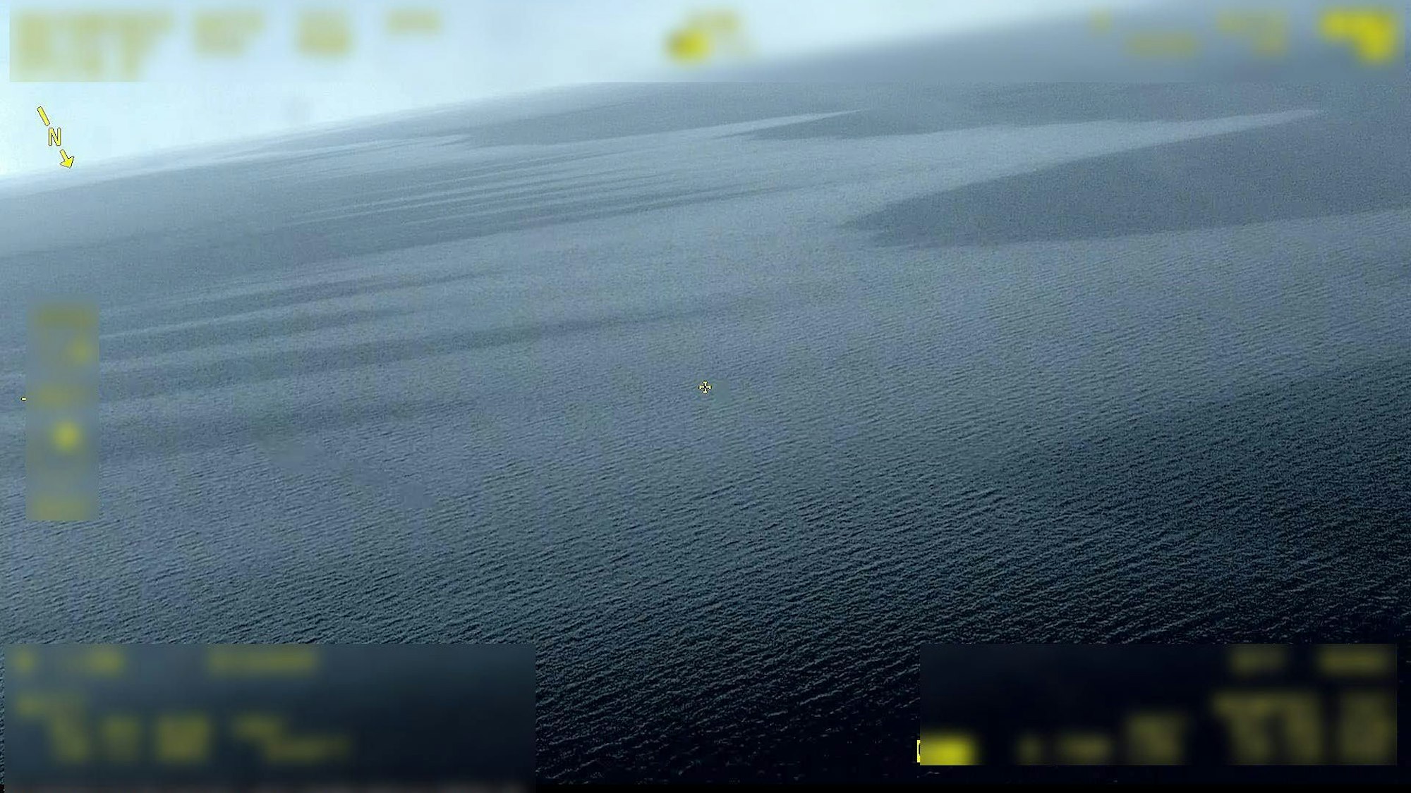 Das Foto von der schwedischen Küstenwache zeigt eine unbekannte Substanz am 8. Juni an der Wasseroberfläche in der Ostsee, zwischen Finnland und Schweden.