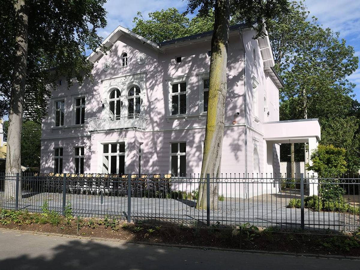 Die ehemalige Kölner Direktorenvilla im Zoo von außen.