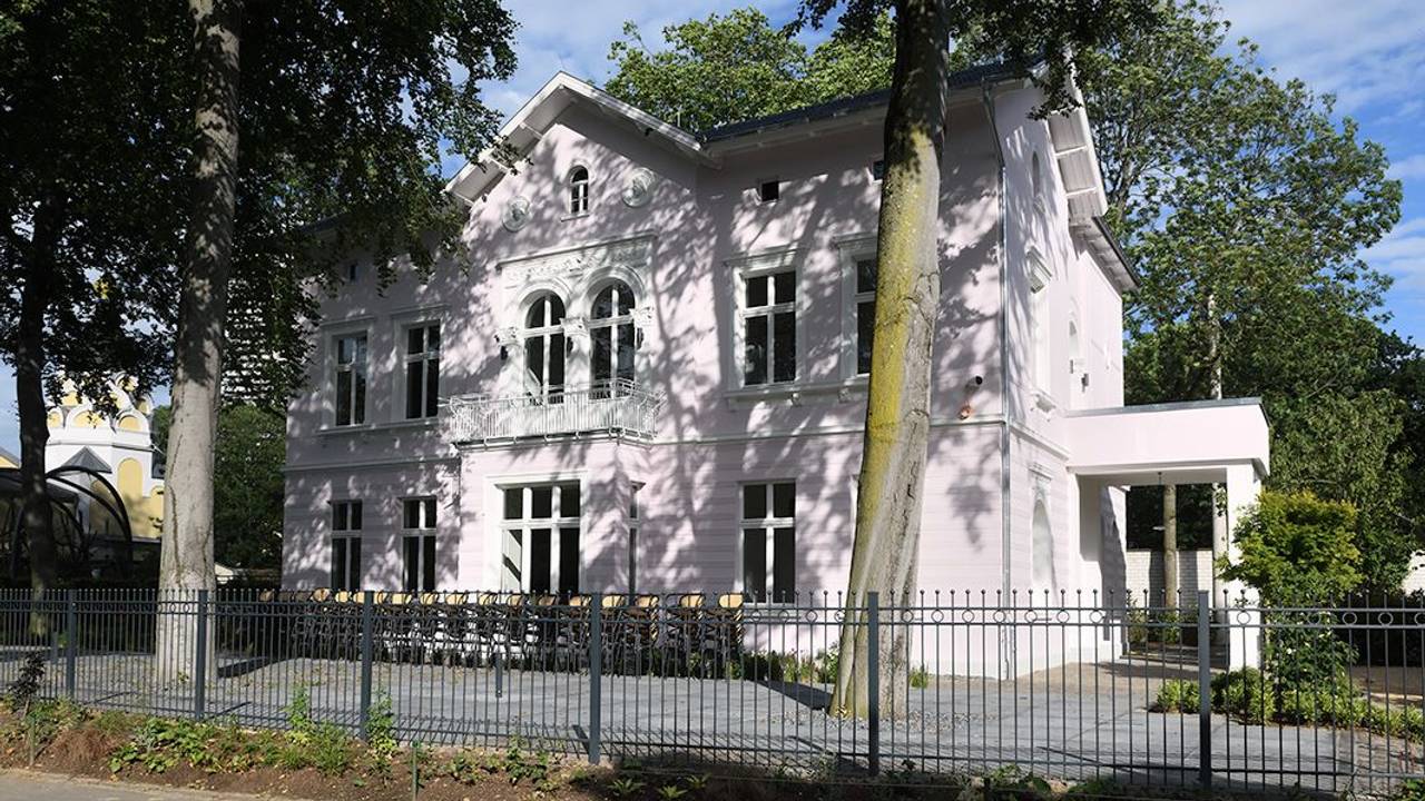 Die ehemalige Kölner Direktorenvilla im Zoo von außen.