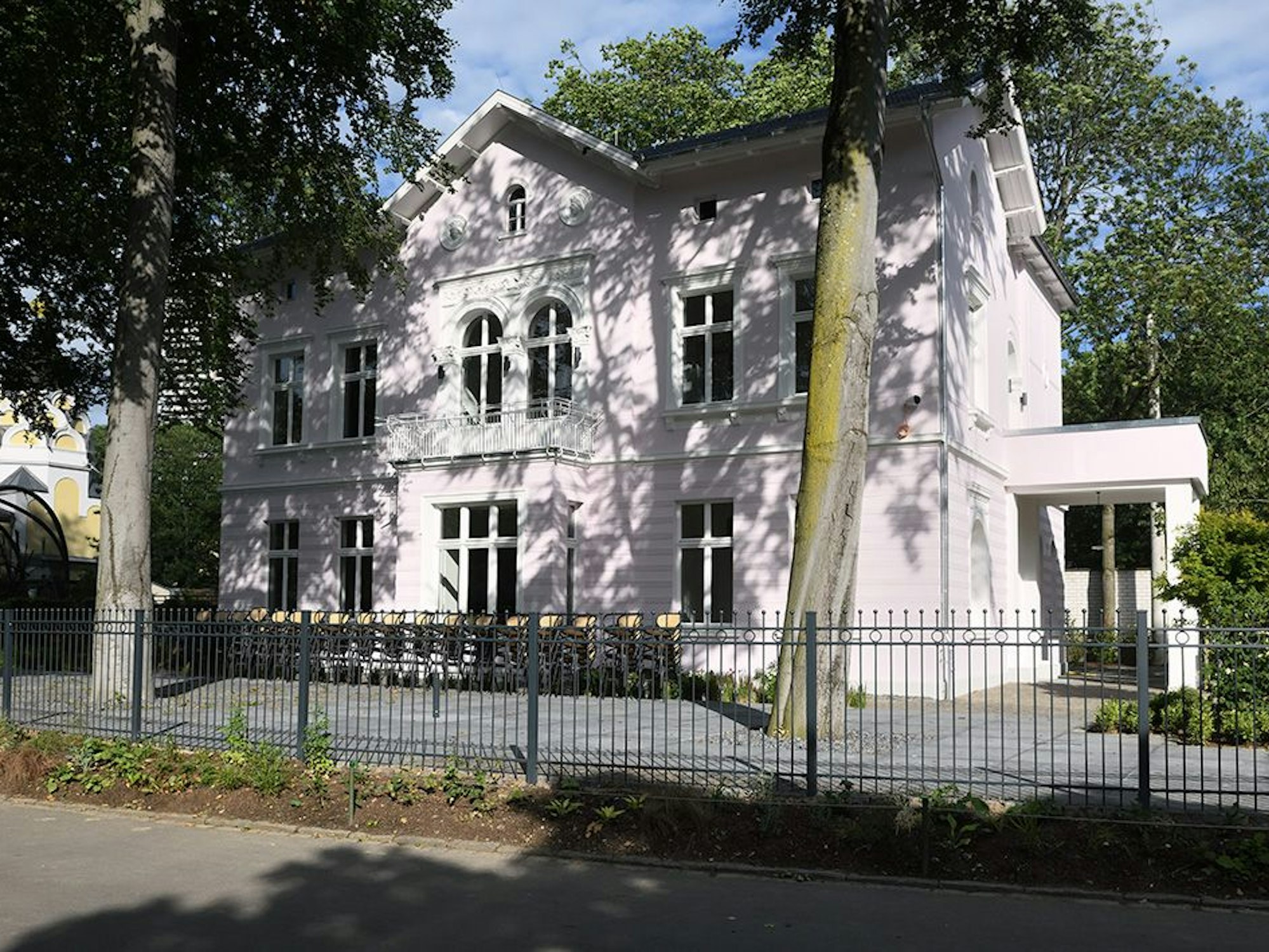 Die ehemalige Kölner Direktorenvilla im Zoo von außen.