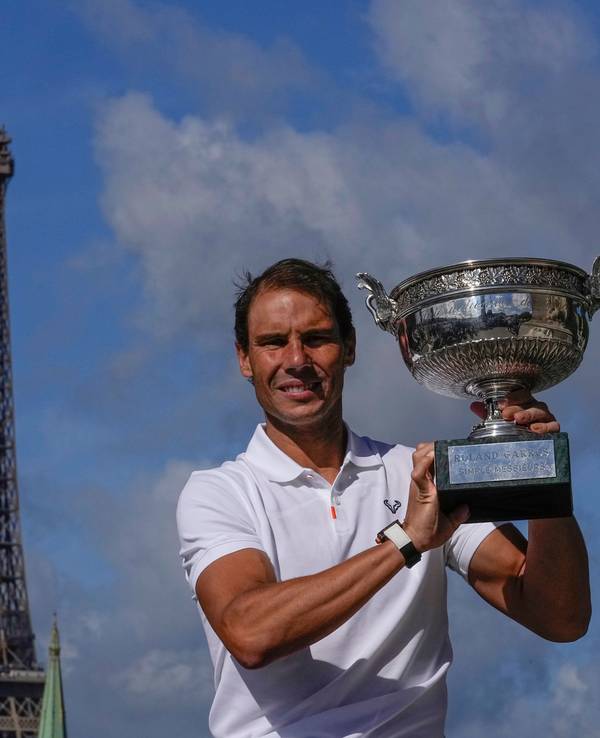 Rafael Nadal posiert in Paris mit dem French-Open-Pokal.