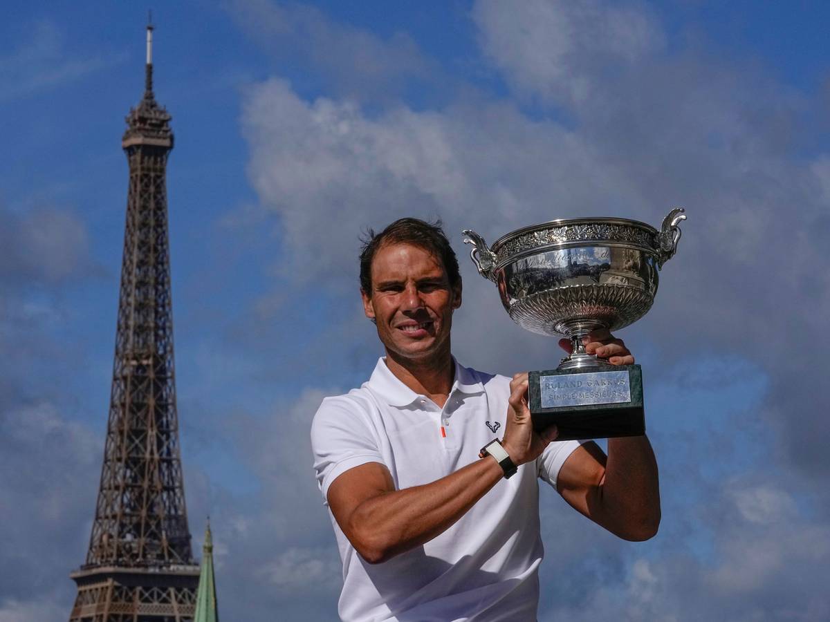 Rafael Nadal posiert in Paris mit dem French-Open-Pokal.