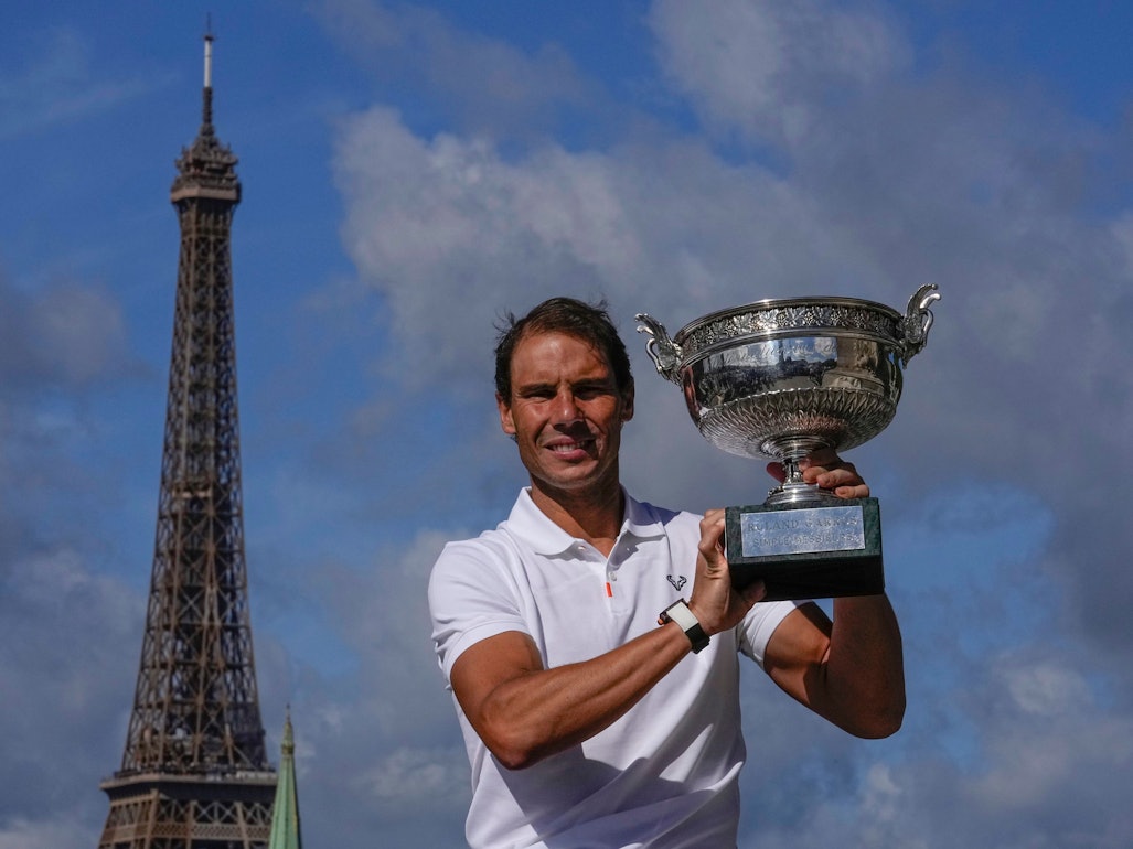 Rafael Nadal posiert in Paris mit dem French-Open-Pokal.