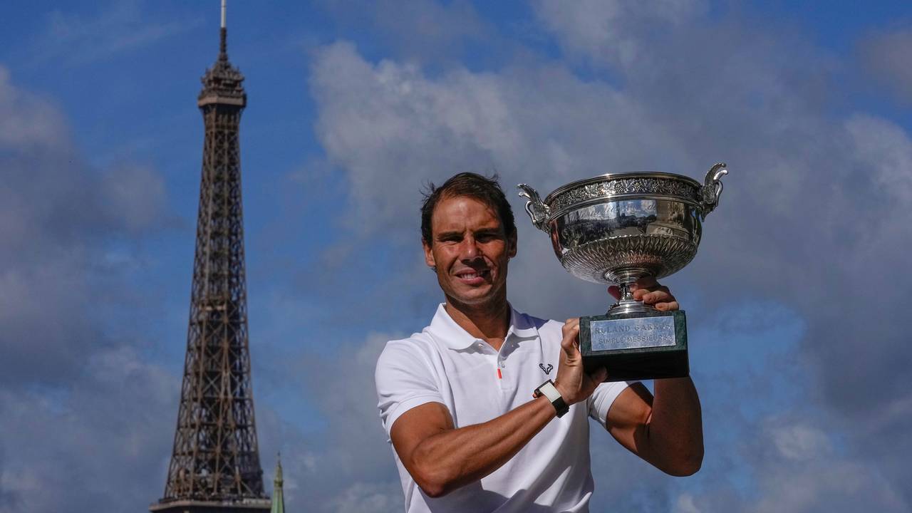 Rafael Nadal posiert in Paris mit dem French-Open-Pokal.