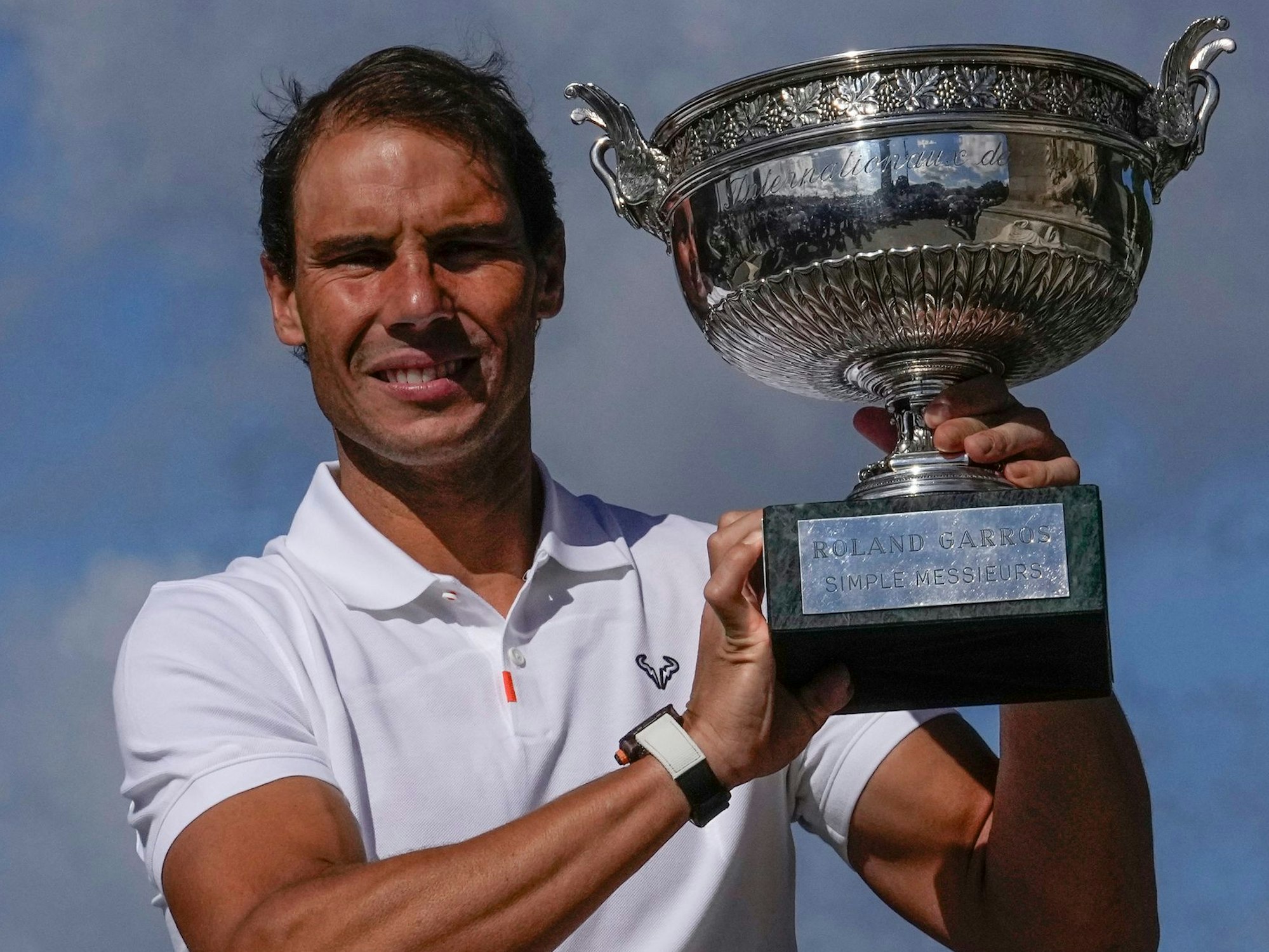 Rafael Nadal posiert in Paris mit dem French-Open-Pokal.
