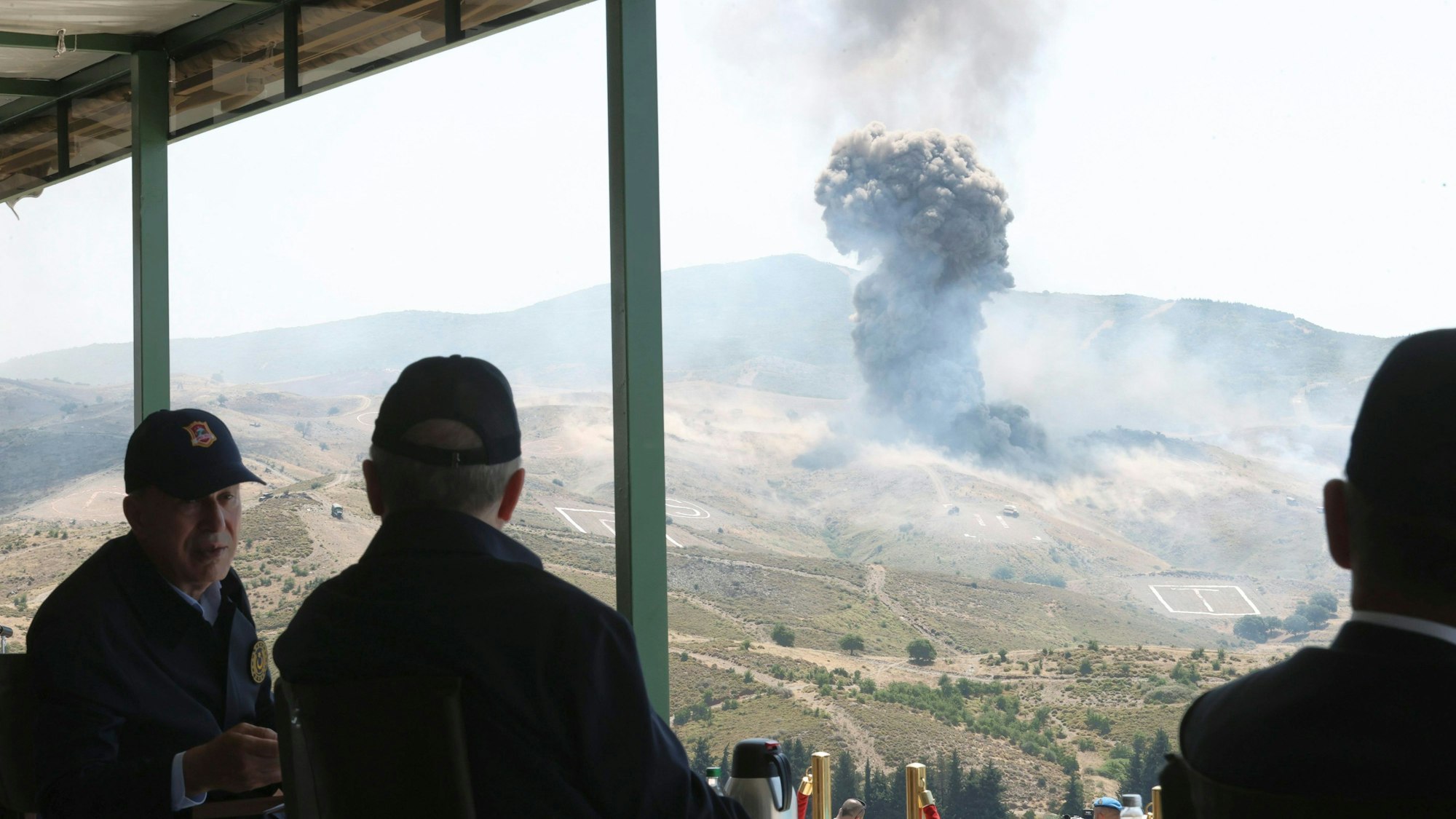 Kurz vor Erdogans Rede hatte das türkische Militär an einem türkischen Strand direkt gegenüber von Samos die Einnahme eines Küstenabschnitts durch Landungstruppen geübt.AP