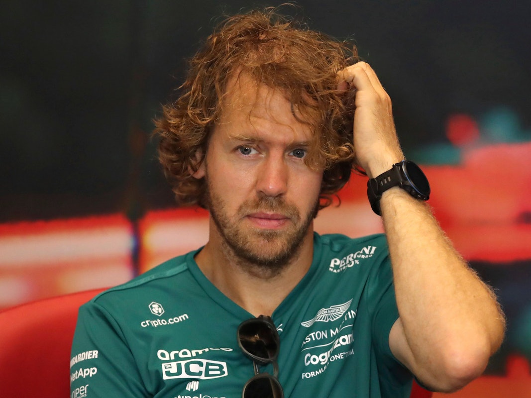 Der deutsche Aston-Martin-Pilot Sebastian Vettel während einer Pressekonferenz vor dem freien Training.