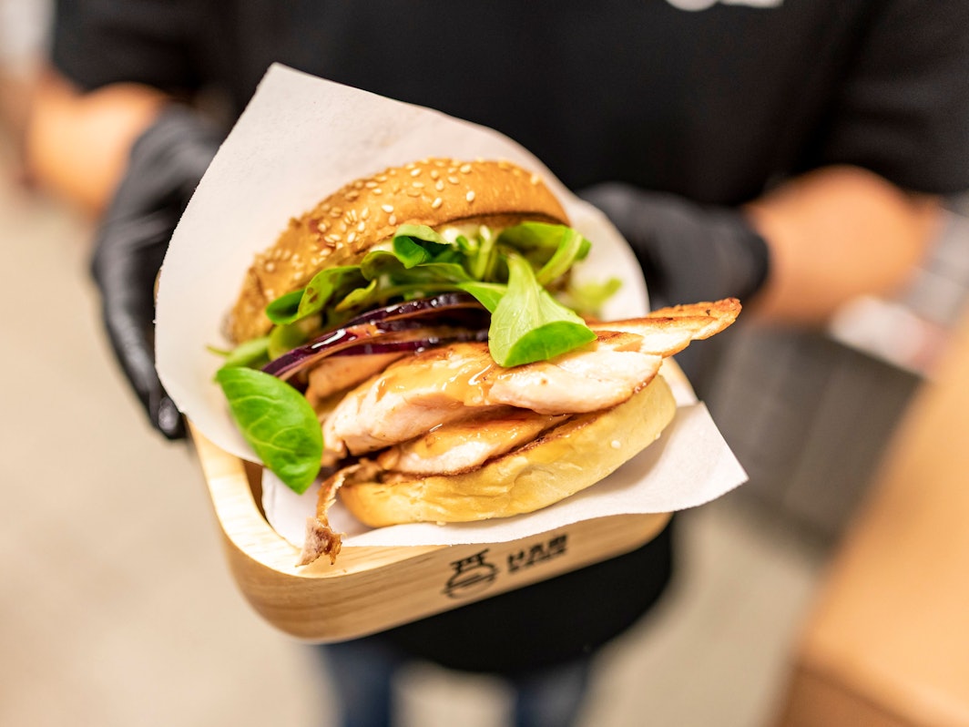 Der neue Spicysalmon Burger mit frischgebratenem Lachsfilet und Feldsalat im Burgerladen „Hambaga“ am Neumarkt.