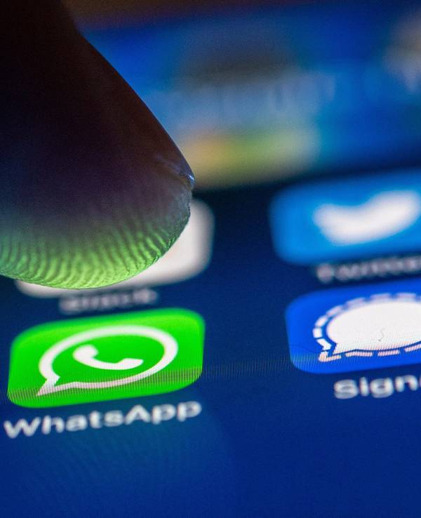 WhatsApp-Logo auf einem Handy. Erneut wurde eine Seniorin Opfer eines WhatsApp-Betrugs.