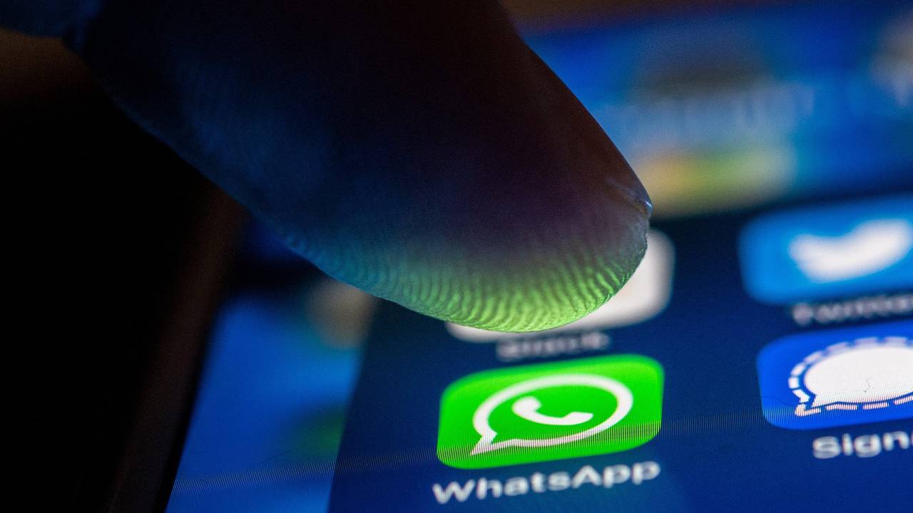 WhatsApp-Logo auf einem Handy. Erneut wurde eine Seniorin Opfer eines WhatsApp-Betrugs.