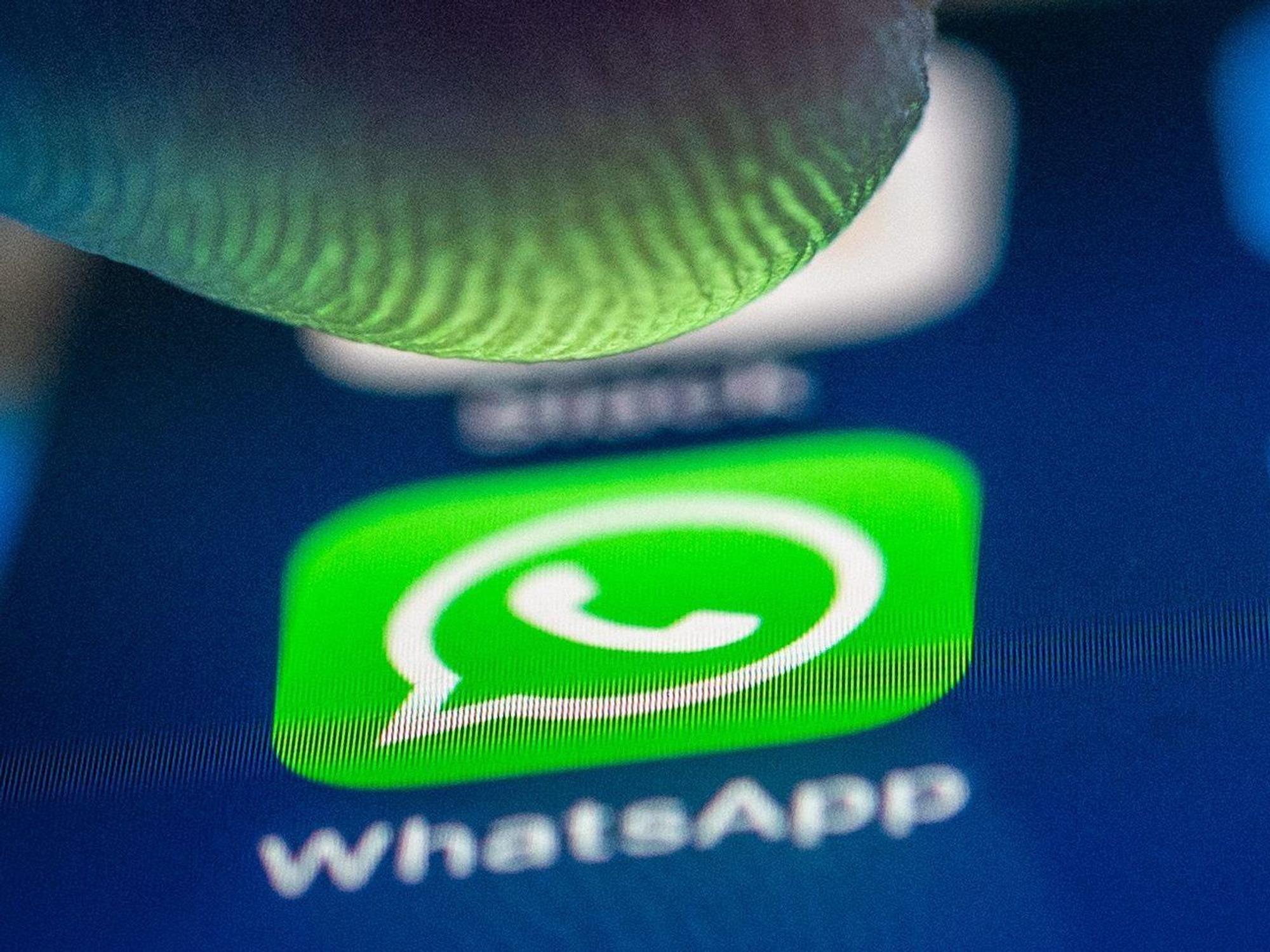 WhatsApp-Logo auf einem Handy. Erneut wurde eine Seniorin Opfer eines WhatsApp-Betrugs.