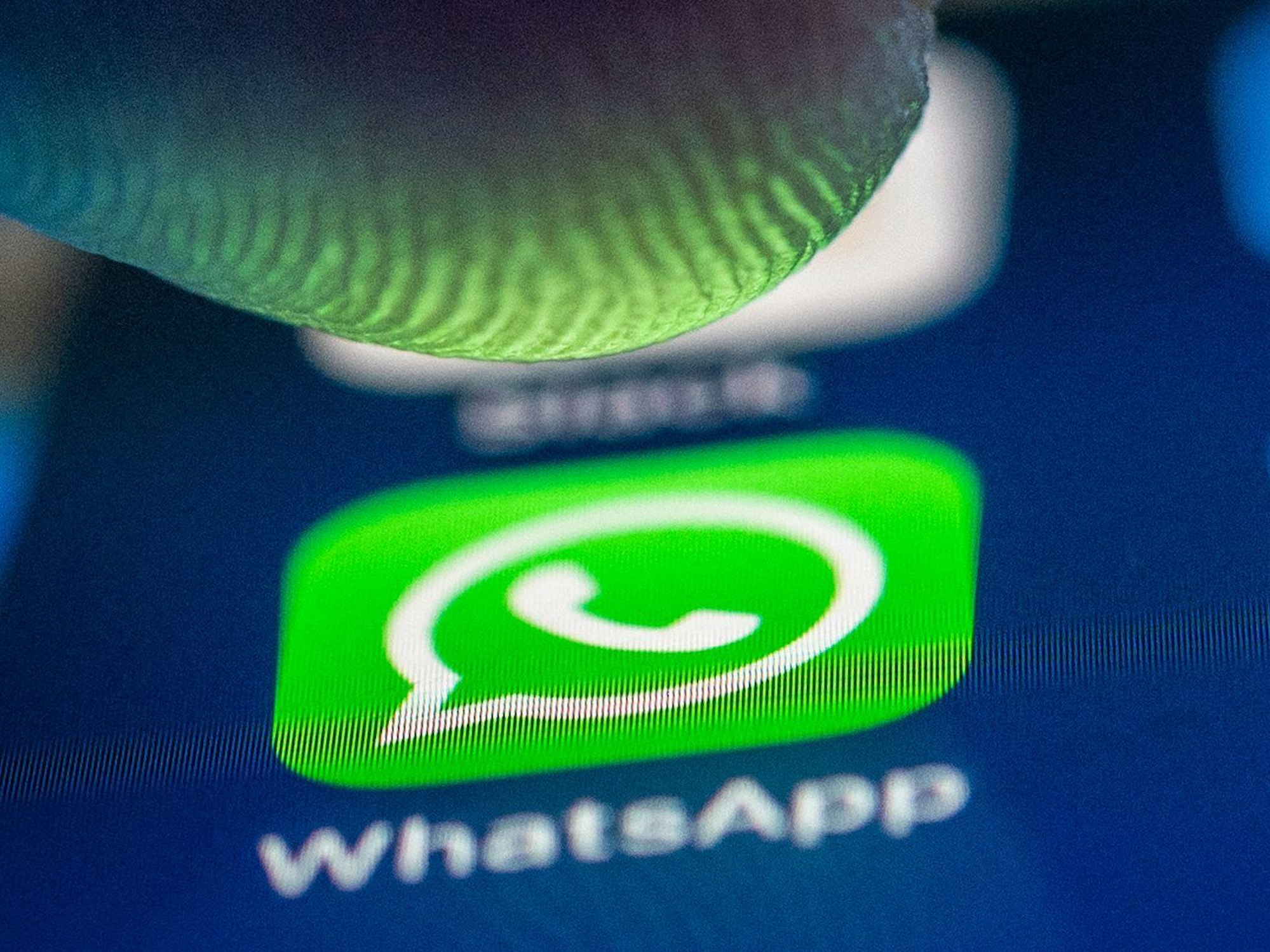 WhatsApp-Logo auf einem Handy. Erneut wurde eine Seniorin Opfer eines WhatsApp-Betrugs.