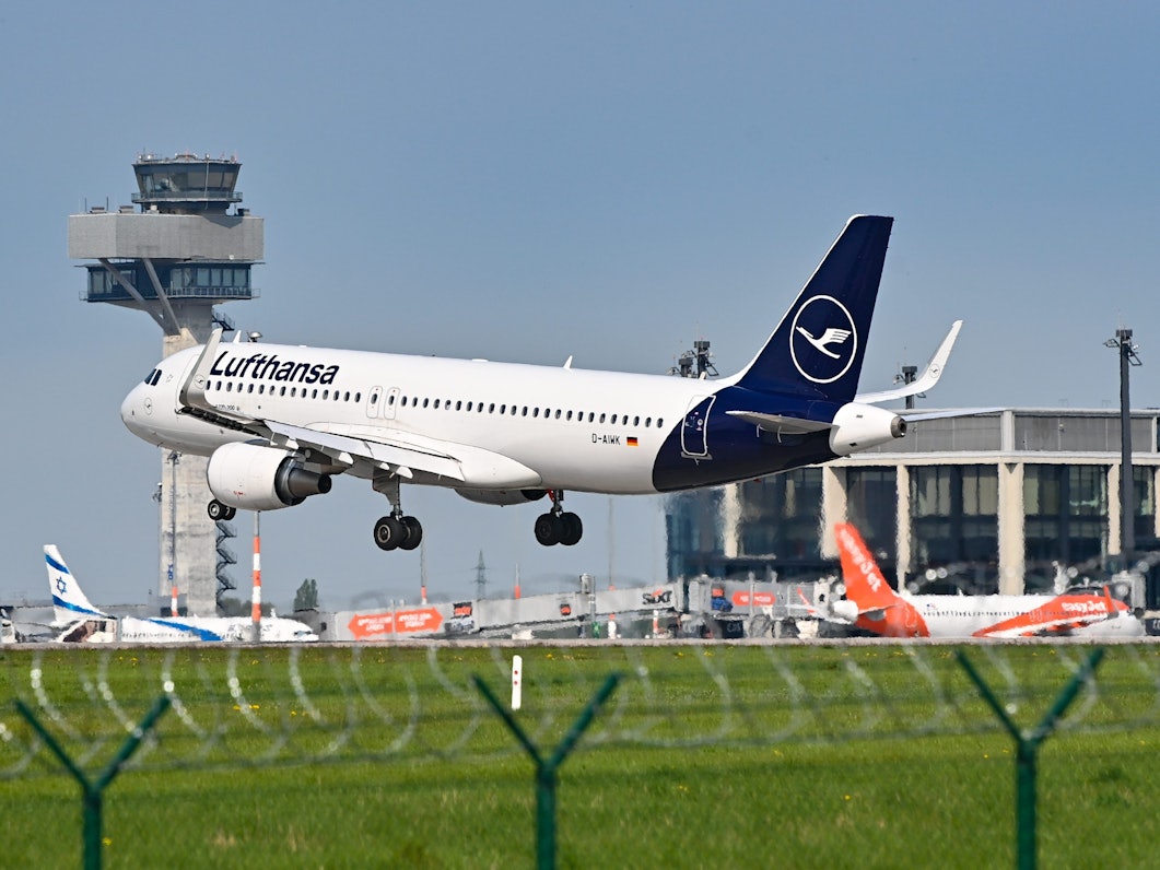 Ein Lufthansa-Flugzeug im Landeanflug auf den Hauptstadtflughafen BER in Berlin am 3. Mai 2022.