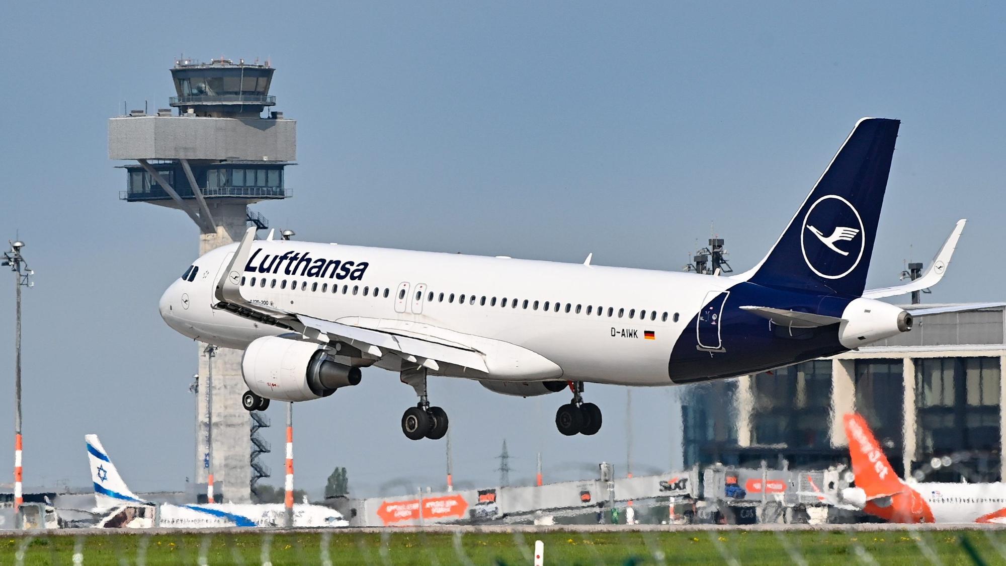 Ein Lufthansa-Flugzeug im Landeanflug auf den Hauptstadtflughafen BER in Berlin am 3. Mai 2022.