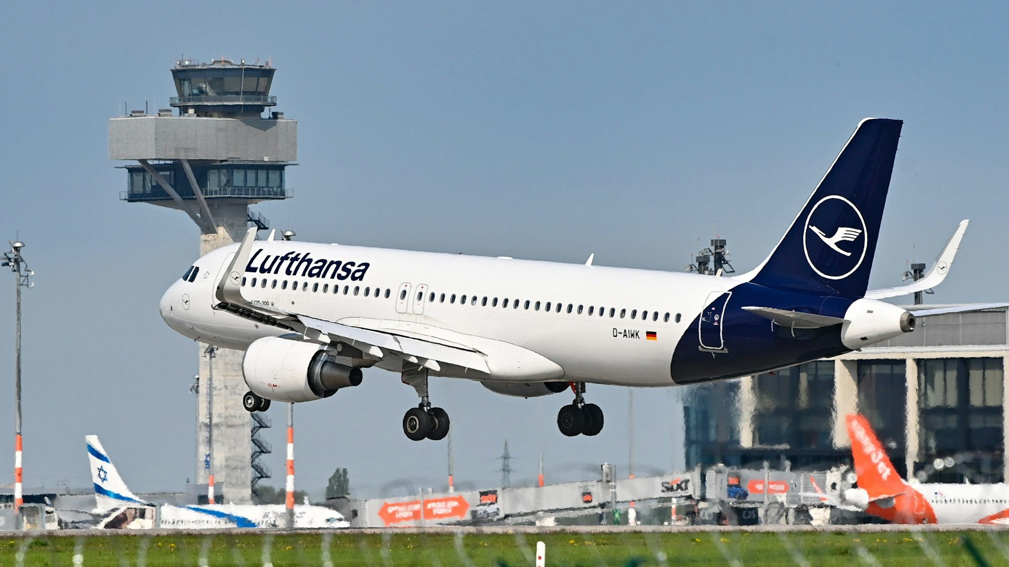 Ein Lufthansa-Flugzeug im Landeanflug auf den Hauptstadtflughafen BER in Berlin am 3. Mai 2022.