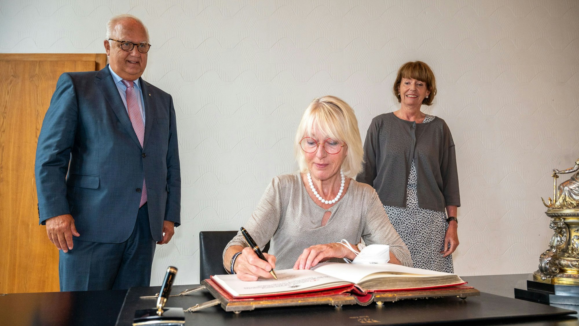 Elfi Scho und Hans-Werner Bartsch werden von Oberbürgermeisterin Henriette Reker verabschiedet