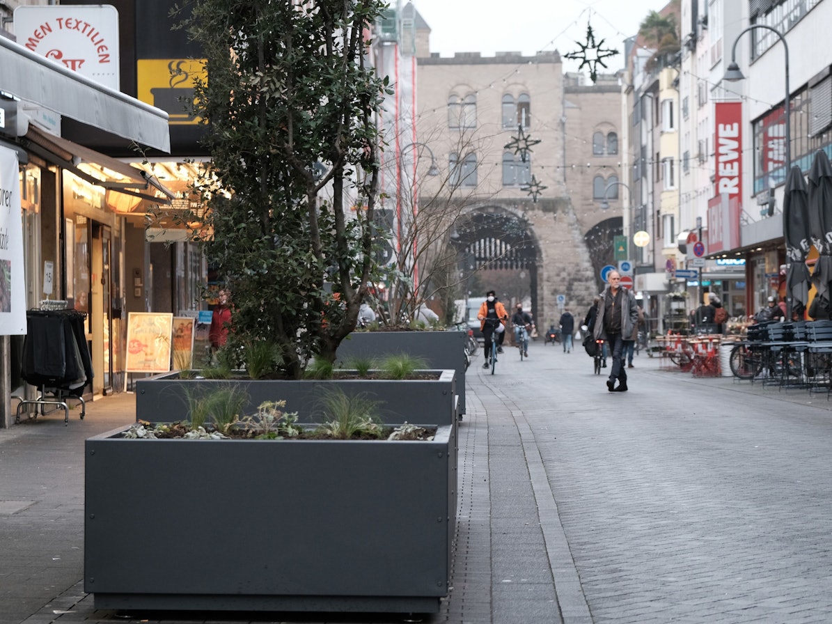 Menschen laufen über den Eigelstein in Köln. Dort findet im Juni ein neues Musik-Festival statt.