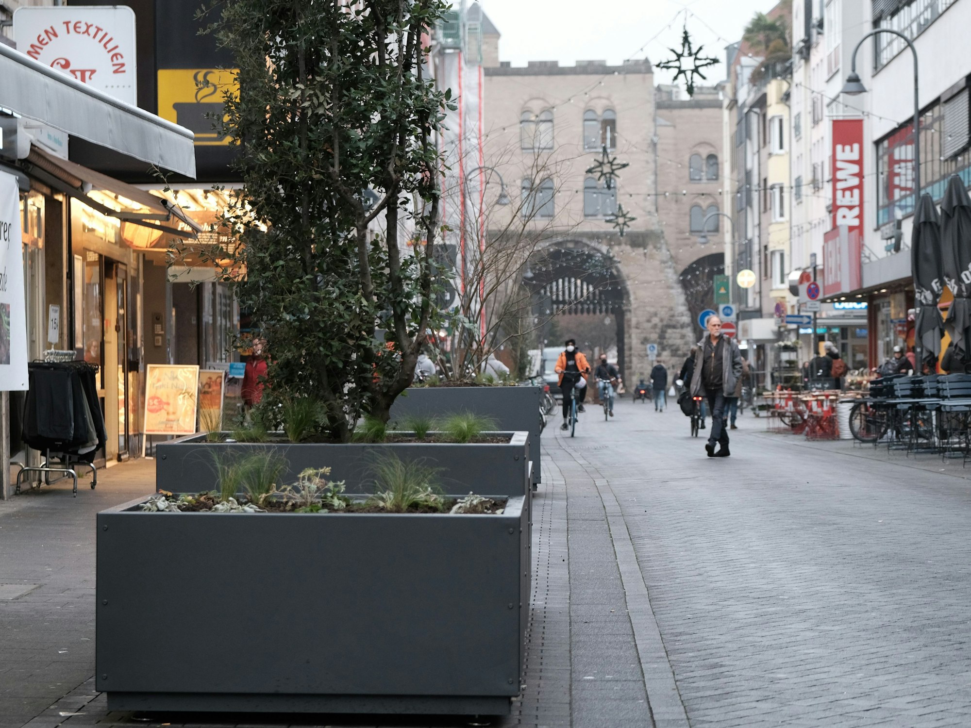 Menschen laufen über den Eigelstein in Köln. Dort findet im Juni ein neues Musik-Festival statt.