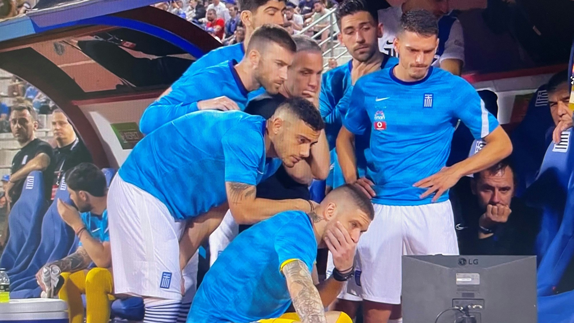 Dimitrios Limnios' Teamkollegen waren geschockt nach der Verletzung am 9. Juni 2022, schauten sich die Szene noch einmal an.