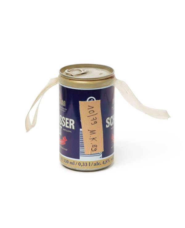Auf einer Bierdose aus der Brauerei Schlösser klebt ein Pflaster mit der Aufschrift „10/79 M.K. 89“.